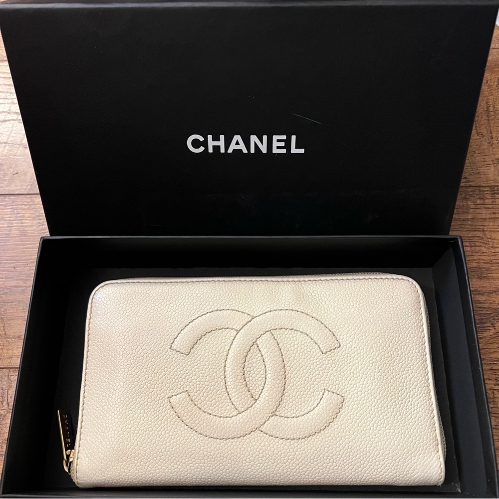 Authentic CHANEL CC  Caviar Skin Leather Zip Around Zippy Long Wallet
